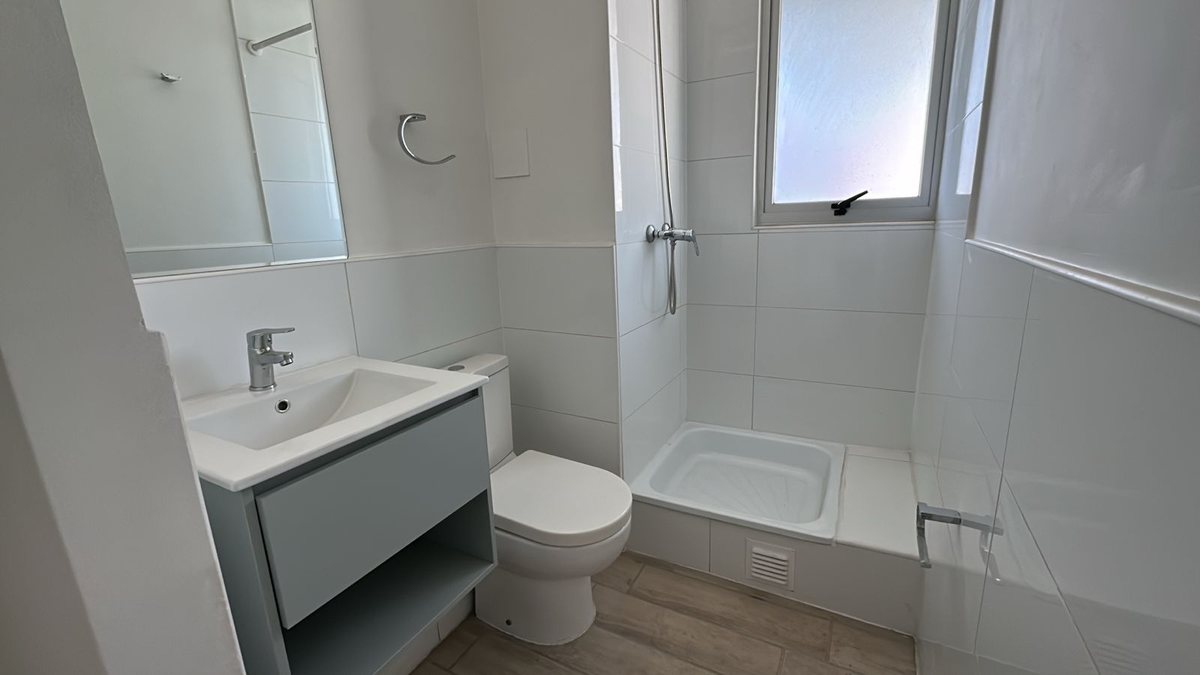 Baño de un departamento modelo C1 del Edificio Don Tomás