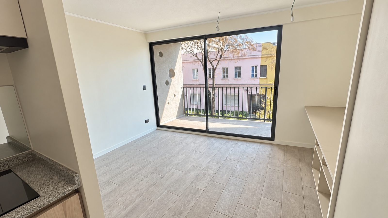 Pasillo de un estudio orientaci&oacute;n norte, Edificio Don Rafael