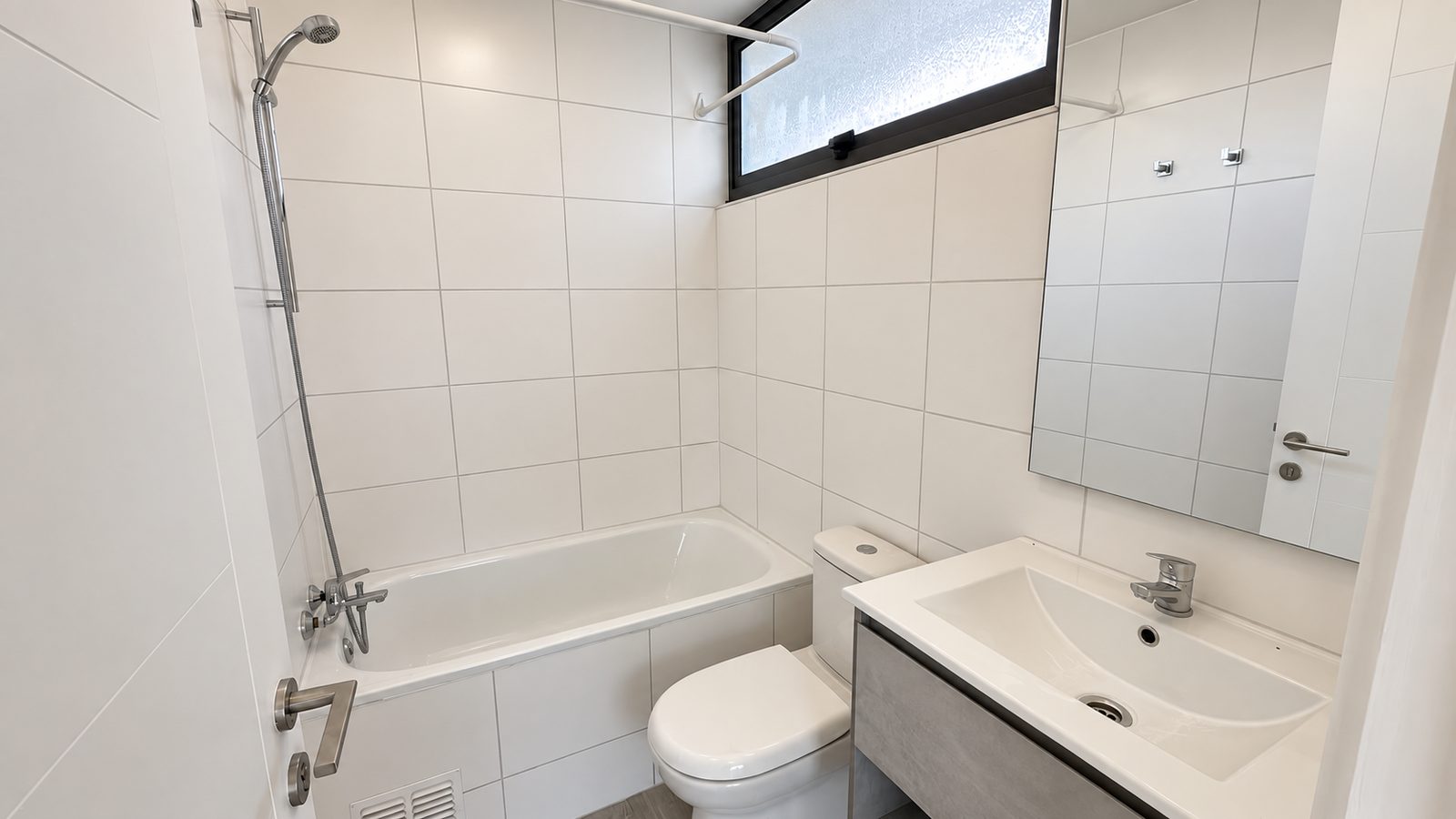 Ba&ntilde;o de un estudio orientaci&oacute;n norte, Edificio Don Rafael