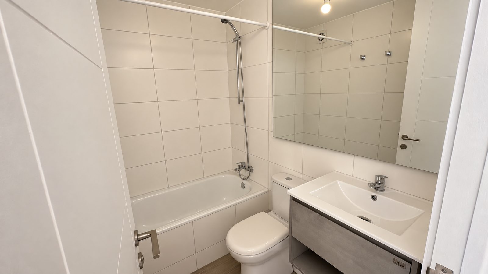 Ba&ntilde;o de un estudio orientaci&oacute;n oriente, Edificio Don Rafael